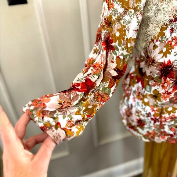 Entro Floral Lace Women's Top Tie neck Size Small - Picture 3 of 9